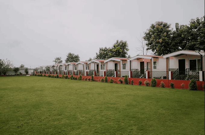 Cottages and lawn at Shagun Farms